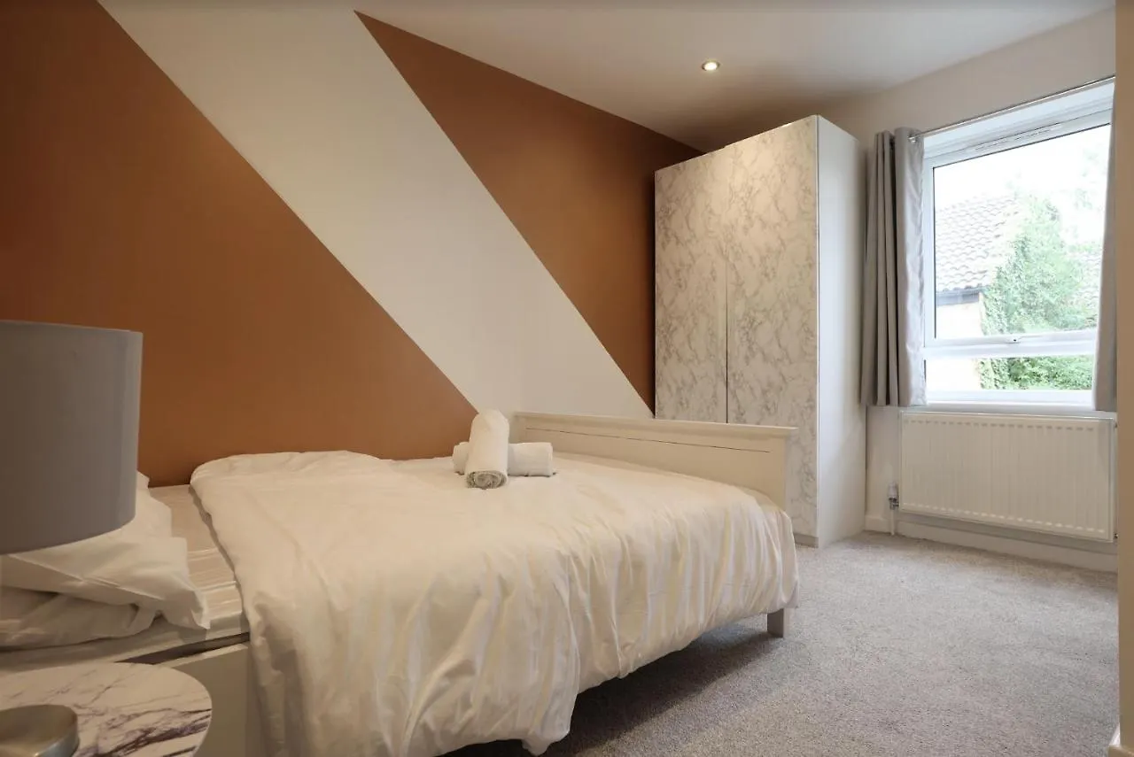 Memorable And Cozy Home W Arcade & Fab Garden Cambridge  Cambridge (Cambridgeshire)
