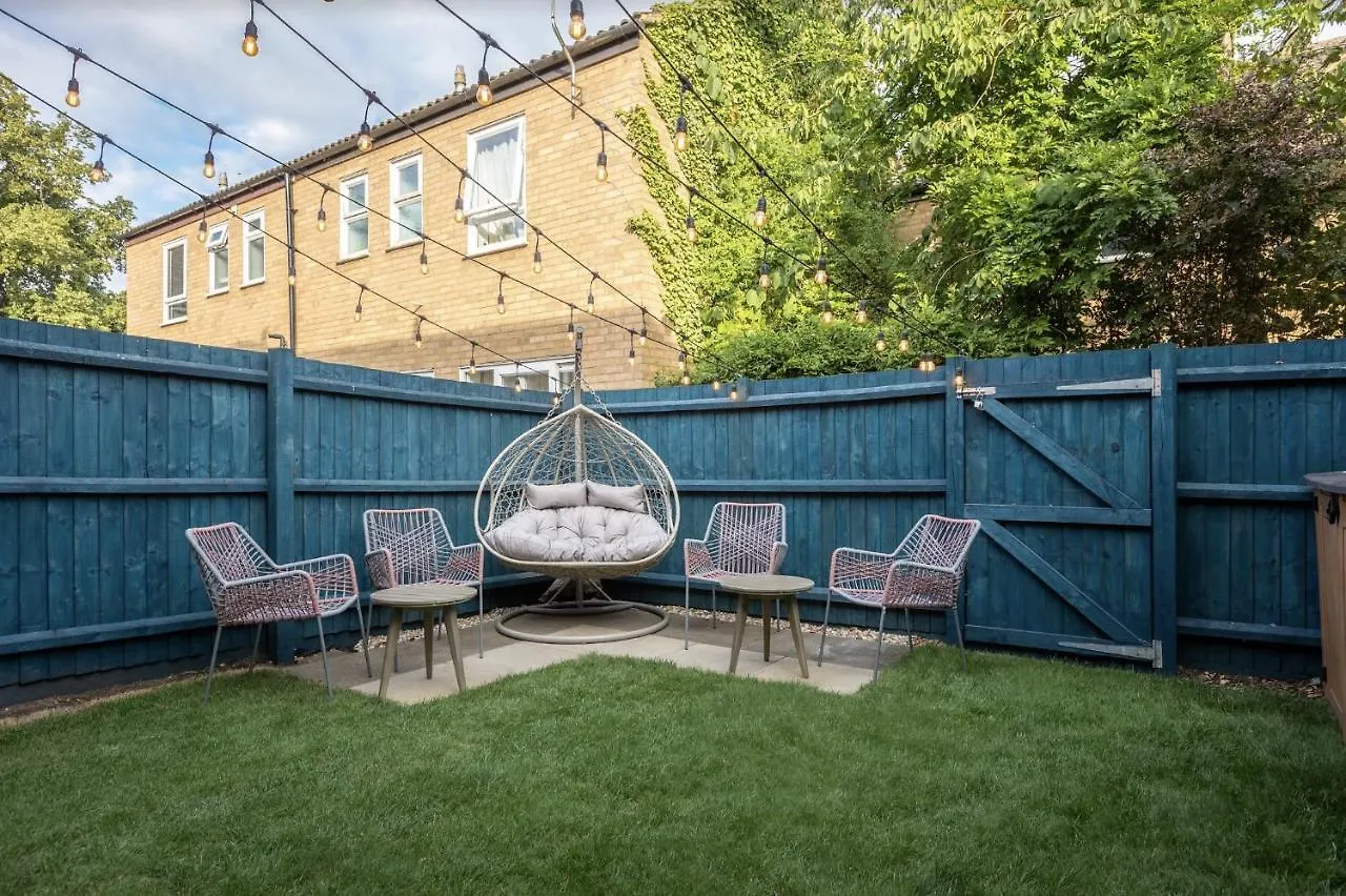 Memorable And Cozy Home W Arcade & Fab Garden Cambridge